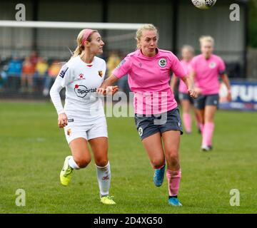 Horley, Regno Unito. 11 Ottobre 2020. L-R Ocean Rolandsen of Watford Ladies and TASE Stephens of Crawley Wasps Ladies durante la FA Women's National League - Southern Premier Division match tra Crawley Wasps Ladies e Watford Ladies a Horley Town il 11 ottobre 2020 a Horley, Inghilterra Credit: Action Foto Sport/Alamy Live News Foto Stock