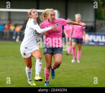 Horley, Regno Unito. 11 Ottobre 2020. L-R Ocean Rolandsen of Watford Ladies and TASE Stephens of Crawley Wasps Ladies durante la FA Women's National League - Southern Premier Division match tra Crawley Wasps Ladies e Watford Ladies a Horley Town il 11 ottobre 2020 a Horley, Inghilterra Credit: Action Foto Sport/Alamy Live News Foto Stock