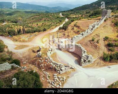 Veduta aerea delle rovine della porta Arcadia nell'antica Messini, Grecia Foto Stock