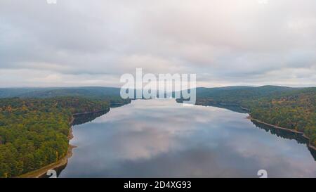 Lago artificiale che attraversa la diga di Saville nella stagione autunnale, Connecticut Foto Stock