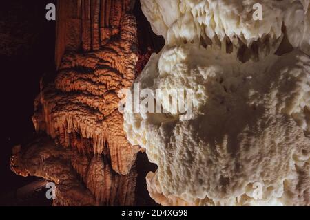 Postojna/Slovenia-11 ottobre 2018: Grande, sorprendente grotta di Postojna, famosa attrazione turistica sotterranea in Slovenia, piena di formazioni rocciose in com Foto Stock