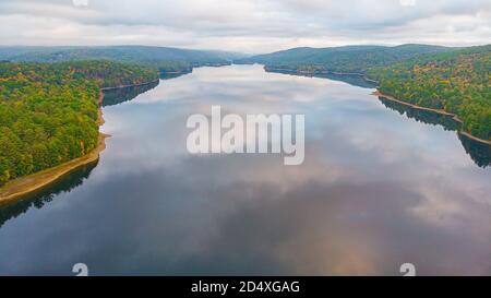 Lago artificiale che attraversa la diga di Saville nella stagione autunnale, Connecticut Foto Stock