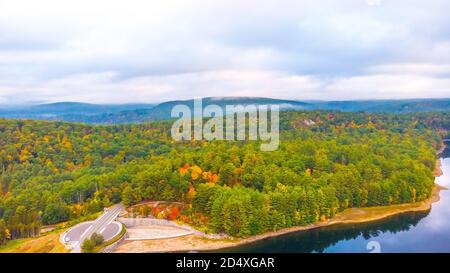 Lago artificiale che attraversa la diga di Saville nella stagione autunnale, Connecticut Foto Stock