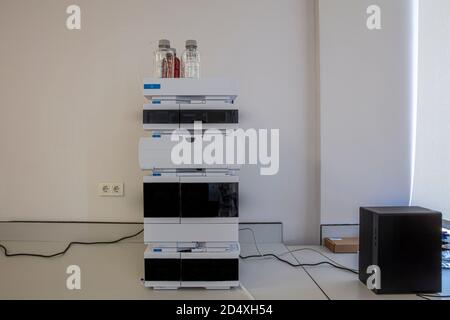 Applicazione di fiale per campioni per cromatografia liquida ad alte prestazioni (HPLC) per l'analisi di alcuni prodotti chimici. Il ricercatore che posiziona i campioni delle fiale nell'HP Foto Stock