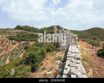 Veduta aerea delle antiche rovine delle mura di Messini Foto Stock