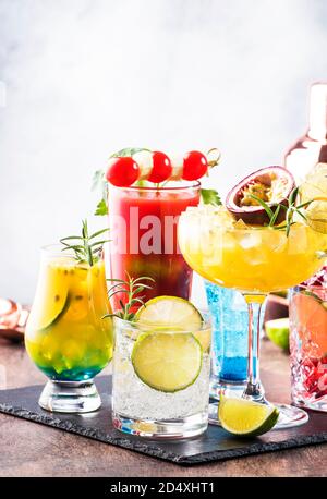 Selezione di cocktail alcolici estivi, bevande alcoliche e rinfrescanti popolari Foto Stock