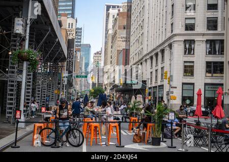 New York / USA - Ottobre 10 2020: Un ristorante all'aperto nel centro di Manhattan. Ristorante all'aperto Covid Foto Stock