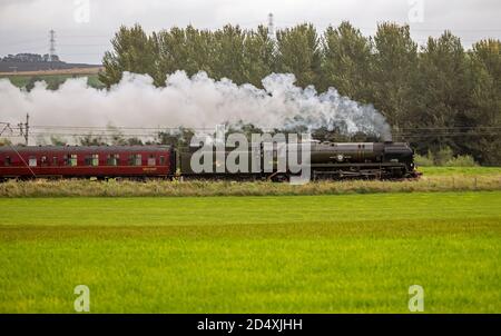 Locomotiva a vapore, Mechant Navy Class, British India Line 35018, direzione sud, appena a nord di Penrith CA11 0JD Foto Stock