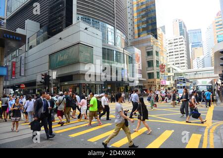 Hong Kong Des Voeux Road Central al centro del quartiere finanziario di Hong Kong, Cina. Des Voeux Road è una strada importante sulla riva nord di Hong Ko Foto Stock