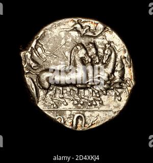 Raro antico greco moneta, Siracusa, Argento Tetradrachm, Nike incoronare vittorioso Charioteer con Laurel Wreath c 450 AC Foto Stock