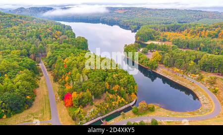 Lago artificiale che attraversa la diga di Saville nella stagione autunnale, Connecticut Foto Stock