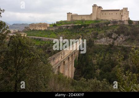 Rocca Albornoziana e l'antico Ponte delle Torri, vista da nord-est. Spoleto, Umbria, Italia Foto Stock