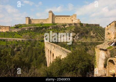 Rocca Albornoziana, che sovrastano l'antico Ponte delle Torri, che collega al Fortilizio dei Mulini. Spoleto, Umbria, Italia Foto Stock