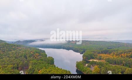 Lago artificiale che attraversa la diga di Saville nella stagione autunnale, Connecticut Foto Stock