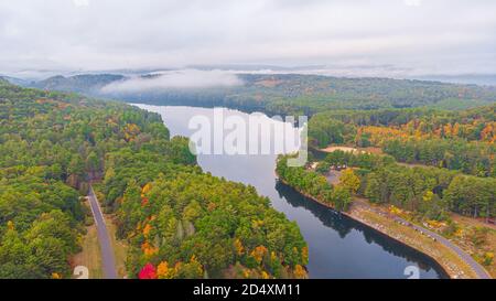 Lago artificiale che attraversa la diga di Saville nella stagione autunnale, Connecticut Foto Stock