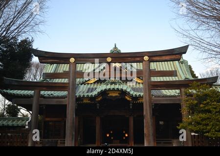 Tokyo, Japan-3/1/16: Un'occhiata più da vicino ai Tori di legno che si erige come porta per il Santuario di Ushijima; questo santuario è vicino al Tokyo Sky Tree Foto Stock