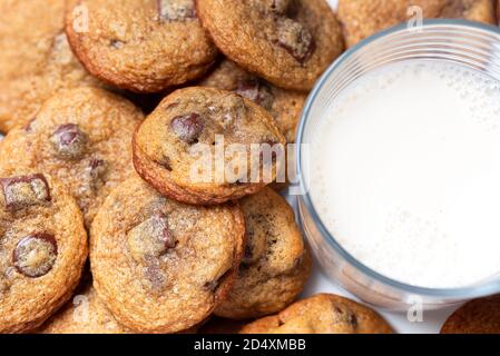 Primo piano di biscotti fatti in casa con scaglie di cioccolato e latte Foto Stock