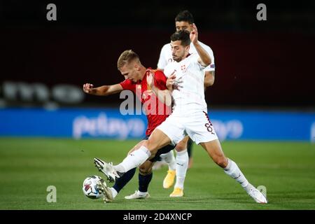 aniel Olmo di Spagna e Remo Freuler di Svizzera in Azione durante la partita di calcio della UEFA Nations League tra la Spagna E la Svizzera il mese di ottobre Foto Stock