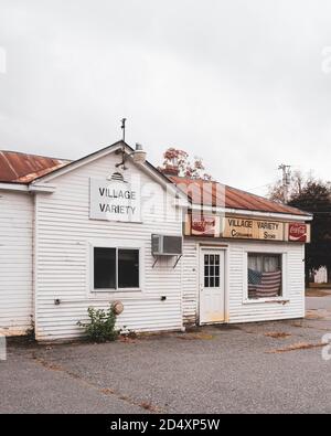 Negozio di varietà di villaggio a Bingham, Maine Foto Stock