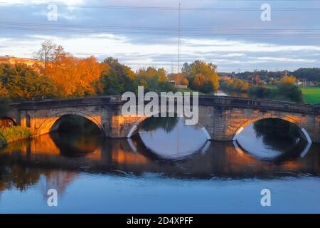 Ferrybridge Old Bridge che porta la Old Great North Road che è ora chiuso ai veicoli Motro. Foto Stock