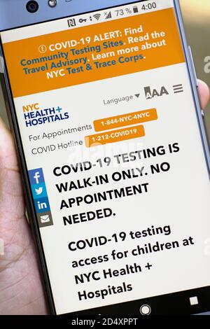 NYC Health + Hospitals Coronavirus COVID-19 Testing, COVID Hotline, accesso per i bambini a New York City, Stati Uniti visualizzati sulla schermata del telefono cellulare Foto Stock