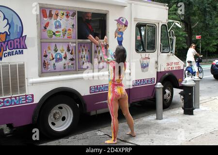 10 ottobre 2020, New York, New York, USA: Andy Golub fondatore e direttore esecutivo delle arti di collegamento umano dipinge due modelli vicino al Washington Square Arch nel quartiere Greenwich Village di New York. (Immagine di credito: © Bruce Cotler/ZUMA Wire) Foto Stock