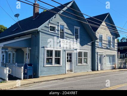 Vista dall'angolo leggero dell'edificio degli uffici postali, Kittery Point, Maine, Stati Uniti Foto Stock