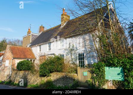 Casa dei monaci, l'ex casa di Leonard e Virginia Woolf, nel villaggio del Sussex orientale di Rodmell Foto Stock