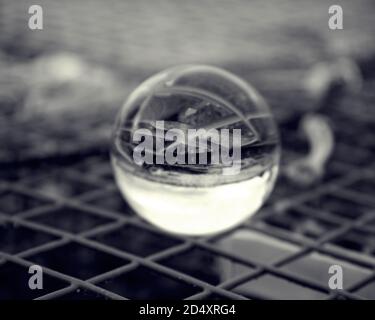 Crystal Ball in cima ai baccelli di aragosta nel Maine, con filtri in bianco e nero Foto Stock