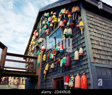 Edificio sul mare con boe attaccate ad un lato della parete esterna. Foto Stock
