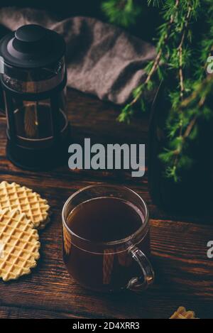 Tazza di caffè prodotta in french press Foto Stock