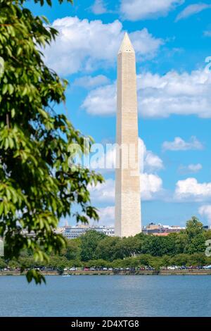 Il monumento di Washington visto attraverso il bacino di Tidal a Washington D.C. Foto Stock