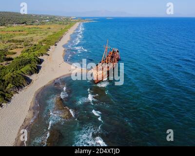 Vista aerea del relitto 'Dimitrios' a Glyfada o Valtaki spiaggia, vicino alla città di Gytheio, mani, Lakonia, Grecia Foto Stock