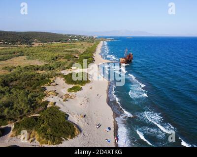 Vista aerea del relitto 'Dimitrios' a Glyfada o Valtaki spiaggia, vicino alla città di Gytheio, mani, Lakonia, Grecia Foto Stock