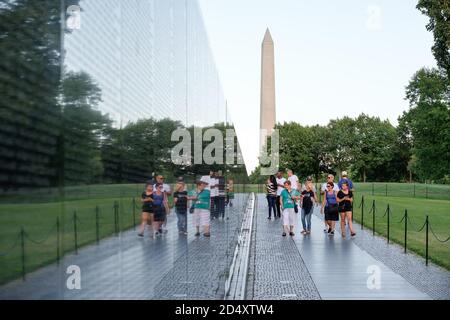 Il Vietnam Veterans Memorial a Washington DC con una vista Del Washington Monument Foto Stock