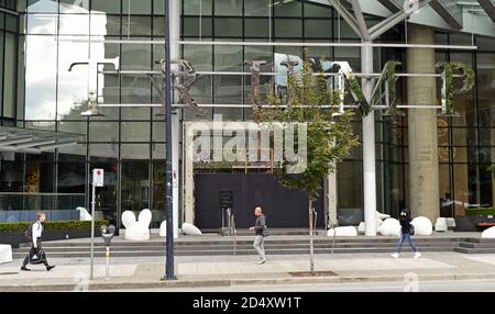 L'entrata principale del chiuso e in bancarotta Trump International Hotel and Tower a Vancouver, British Columbia, Canada è imbarcata. Foto Stock