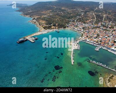 Vista panoramica aerea del villaggio di Elafonisos e del porto sul golfo laconiano nel Peloponneso, Grecia. Foto Stock