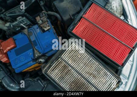 Filtro aria sporca usato e nuovo, manutenzione e assistenza tempestive della vostra auto. Foto Stock