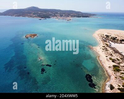 Vista panoramica aerea dell'isolotto di Pavlopetri vicino alla spiaggia esotica di Pounda A Lakonia Foto Stock