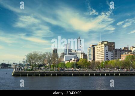Vista sul molo 45 presso il parco sul fiume Hudson e. Edifici sul lato ovest di Manhattan Foto Stock