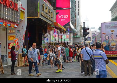 Hong Kong Nathan Road a Peking Road, Kowloon, Hong Kong. Nathan Road è una strada commerciale principale a Kowloon, Hong Kong. Foto Stock