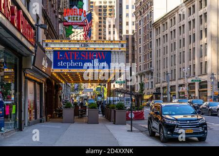 Manhattan, New York - 8 ottobre 2020: Strade vuote fuori dal Teatro ed Sullivan durante il Coronavirus Pandemic. Foto Stock