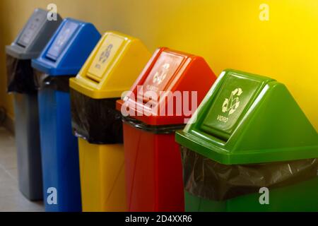 diversi contenitori in plastica con diversi colori per la raccolta rifiuti e. separazione Foto Stock