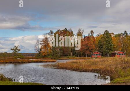 Due capanne di tronchi sul lago Fishtrap nel Wisconsin settentrionale. Foto Stock