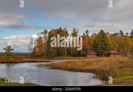 Due capanne di tronchi sul lago Fishtrap nel Wisconsin settentrionale. Foto Stock