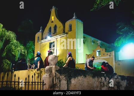Merida, Messico - 31 ottobre 2018: I visitatori hanno costato come catrina al festival per il giorno dei morti seduti alla chiesa coloniale 'Santa Isabel' a n Foto Stock