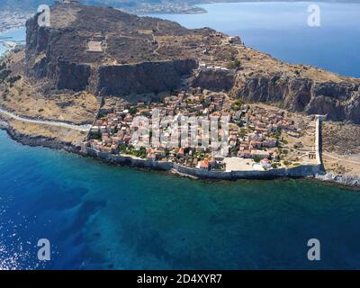 Vista panoramica aerea della città fortificata di Monemvasia in Grecia Foto Stock
