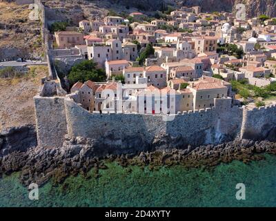 Vista panoramica aerea della città fortificata di Monemvasia in Grecia Foto Stock