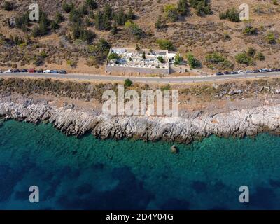 Vista panoramica aerea del cimitero storico di Monemvasia in Grecia Foto Stock