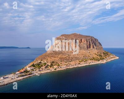 Vista panoramica aerea della città fortificata di Monemvasia in Grecia Foto Stock